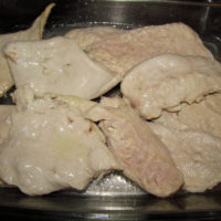 Opražené prsia dáme do nádoby na pečenie